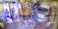 Florida Driver Surprises Store Patrons CCTV