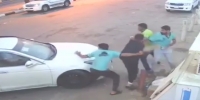 Saudi man fights back robbers & escapes