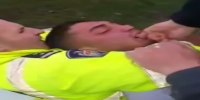 Drunk driver bites a traffic cop