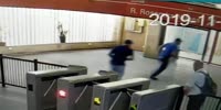 Subway guard gets robbed of his gun