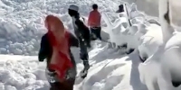 Avalanche Buries Tourists