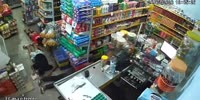 Armed thugs in helmets rob the store in Brazil