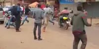 Hungry Africans rob moving vegetable truck
