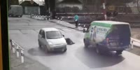 The pensioner decided to shorten the road and rushed under the car