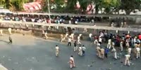 Street riot breaks out when police tried to lock working migrants in Delhi