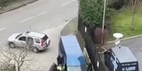 UK thugs rob delivery van