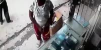Dude attempts to stab a vendor, fails miserably