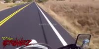 Motociclista sale disparado