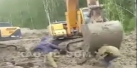 Pissed Of Worker Knocks His Mate With Excavator Shovel
