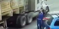 El Mariachi Pushed Under Truck