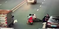 Chinese idiot woman causes accident