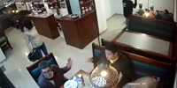 Ecuador: Armed Couple Robs Cafeteria Visitors