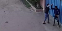 Moroccan Thugs With Huge Knife Try To Rob Security Guard Off His Phone