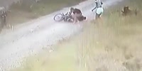 Women severely beat a criminal who tried to steal their motorcycle