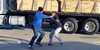 2 dumb assholes fighting