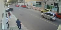 Thief surprised by car and angry population (better quality)