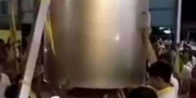 Man cooks himself in a giant metal tube (R)