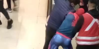 Spider-man separates fight in Chile's subway