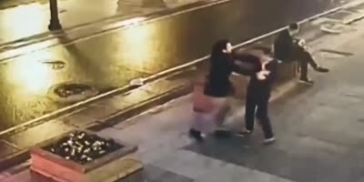 Drunk Pro Fighter Takes Out Random Man In Moscow