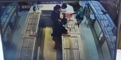 Dude Snatches Chain In Chinese Jewelry