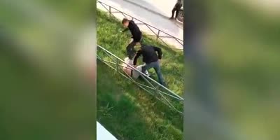 Russia:Two Drunks Beat A Man Next To Police & Calmly Leave The Crime Scene