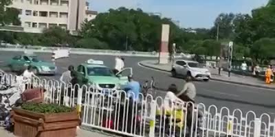 Cyclist Fights Off Knife Wielding Taxi Driver In China