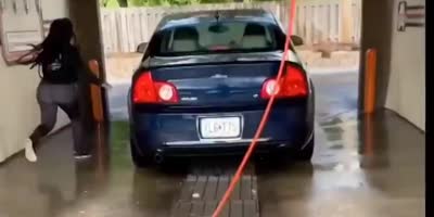 Woman Attacks Her Opp At The Car Wash In Chicago