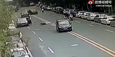 Porsche Cayenne Driver Opens The Door Just In Time