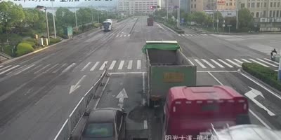 (Short) Tanker Truck Rearends Dump Truck in China