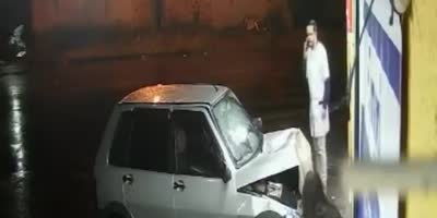 Wtf!!! fella crushed against the divider via vehicle (R)
