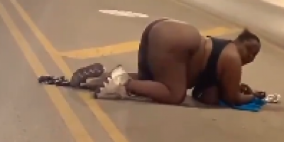 Buttnaked Intoxicated Lady Offers Herself On The Road In Chicago