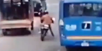 Colombian Biker Hits A Cyclist & Falls Head First Under The Bus Dying Instantly