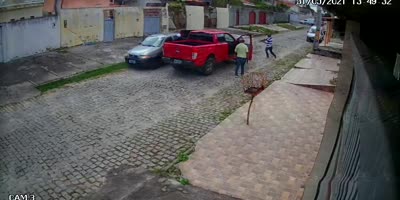 Off Duty Officers Bust Carjacker In Brazil