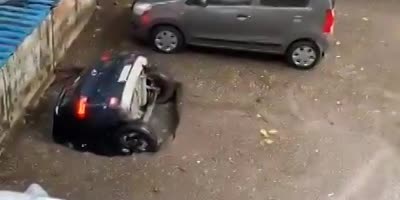 Mumbai Car Goes Submarine