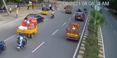 Woman Doesn’t Know How to Cross the Road in India