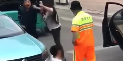 Man Bites Mad Womans Hand In Chinese Road Rage Dispute