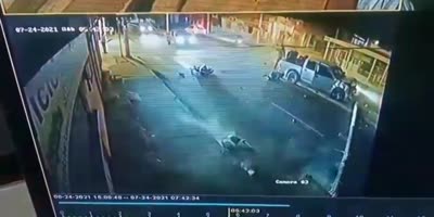 Thugs Leaving Robbery Scene Crash Into Pick Up Truck On High Speed In Ecuador