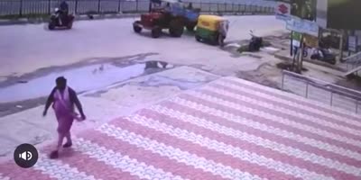 Woman knocked to the ground by a energy cable (R)