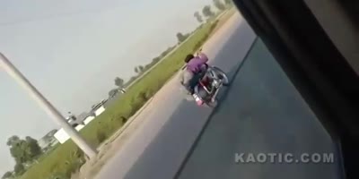 BIKER VS TUK TUK