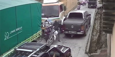 Bikers Wandwiched Between 2 Trucks In Guatemala