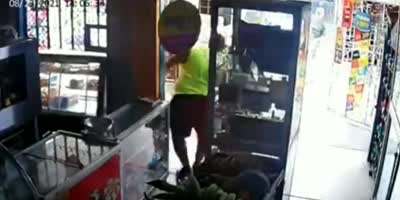 Brave Yellow Shirt Attacks Armed Restaurant Robbers In Colombia