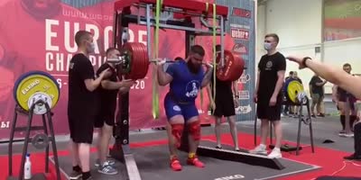 Weightlifter breaks his legs in competition (R)
