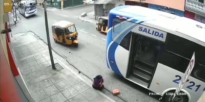 Stupid Woman Leaves The Bus In Wrong Time