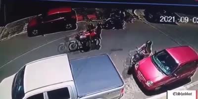 Purse Snatchers Cause An Accident In Colombia