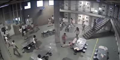 Fight in Chicago prison (R)