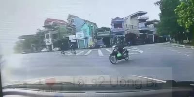 Viet Dashcam Shows Biker In Bad Day