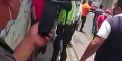 Officer Arrests A Thug After Flogging With Wire In Colombia