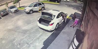 Female Thug Robs A Woman In Florida