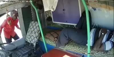 Sleeping Trucker Robbed In India