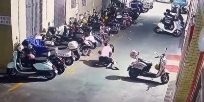 Woman Assaulted By Maniac In China